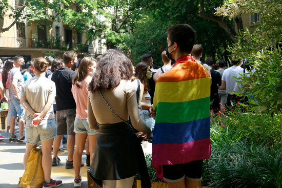 A few hundred people gathered in Barcelona on June 5, 2021 to condemn the attacks reported against members of the LGBT community (by Blanca Blay)